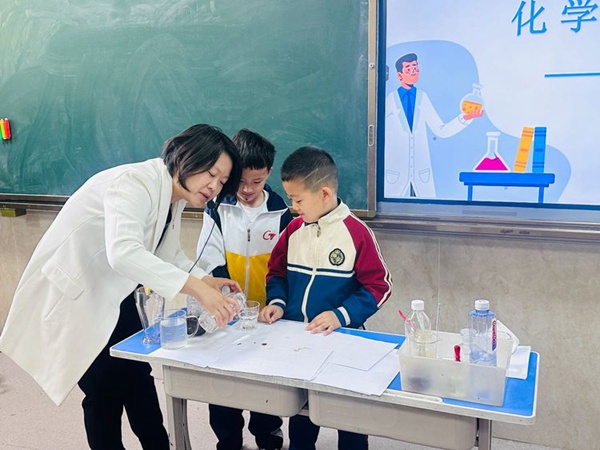 有趣的化学小实验，就在我们身边——邯郸市丛台区展览路小学一(6)班家长进课堂活动纪实