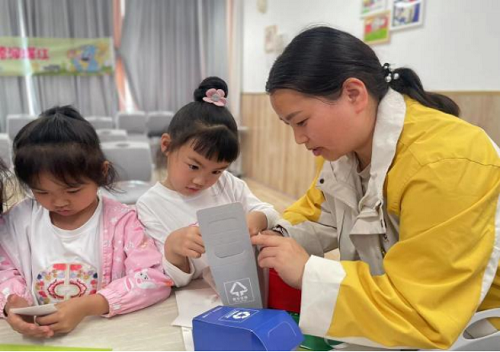 童心守护 保卫地球——中共彭州市幼儿园第四联合支部四月党员志愿服务活动 