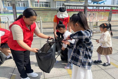 童心守护 保卫地球——中共彭州市幼儿园第四联合支部四月党员志愿服务活动 