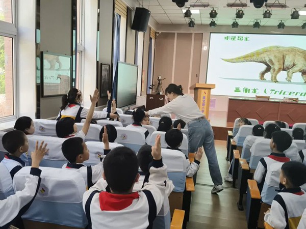 探秘史前巨兽 走进恐龙科普大讲堂——邯郸市丛台区展览路小学恐龙科普进校园