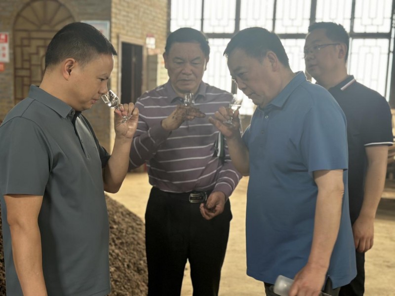 贵州中心酿酒集团:仁怀市酒协副秘书长率专家组团队考察中心酒庄