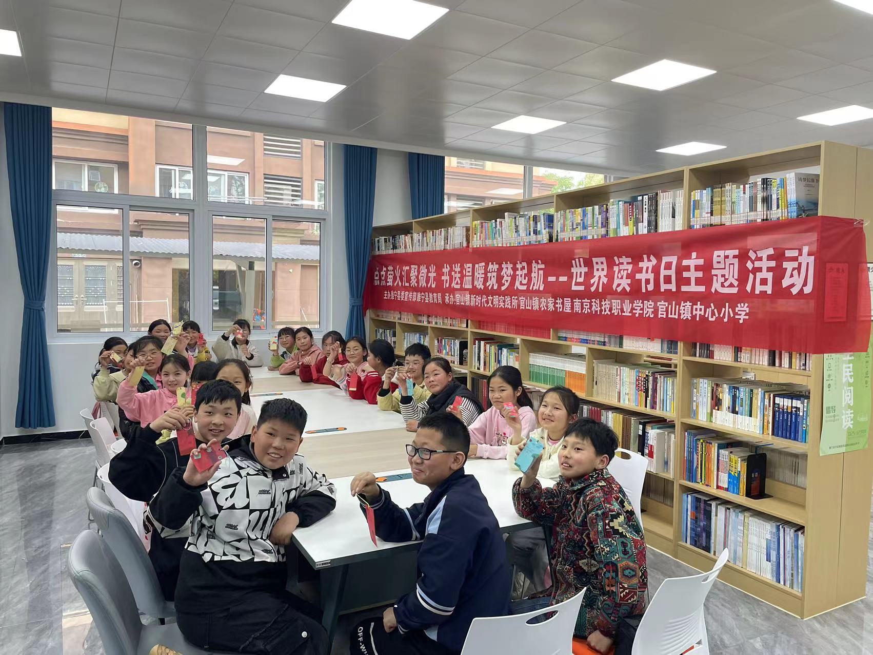图3.jpg 点点萤火汇聚微光 书送温暖筑梦起航