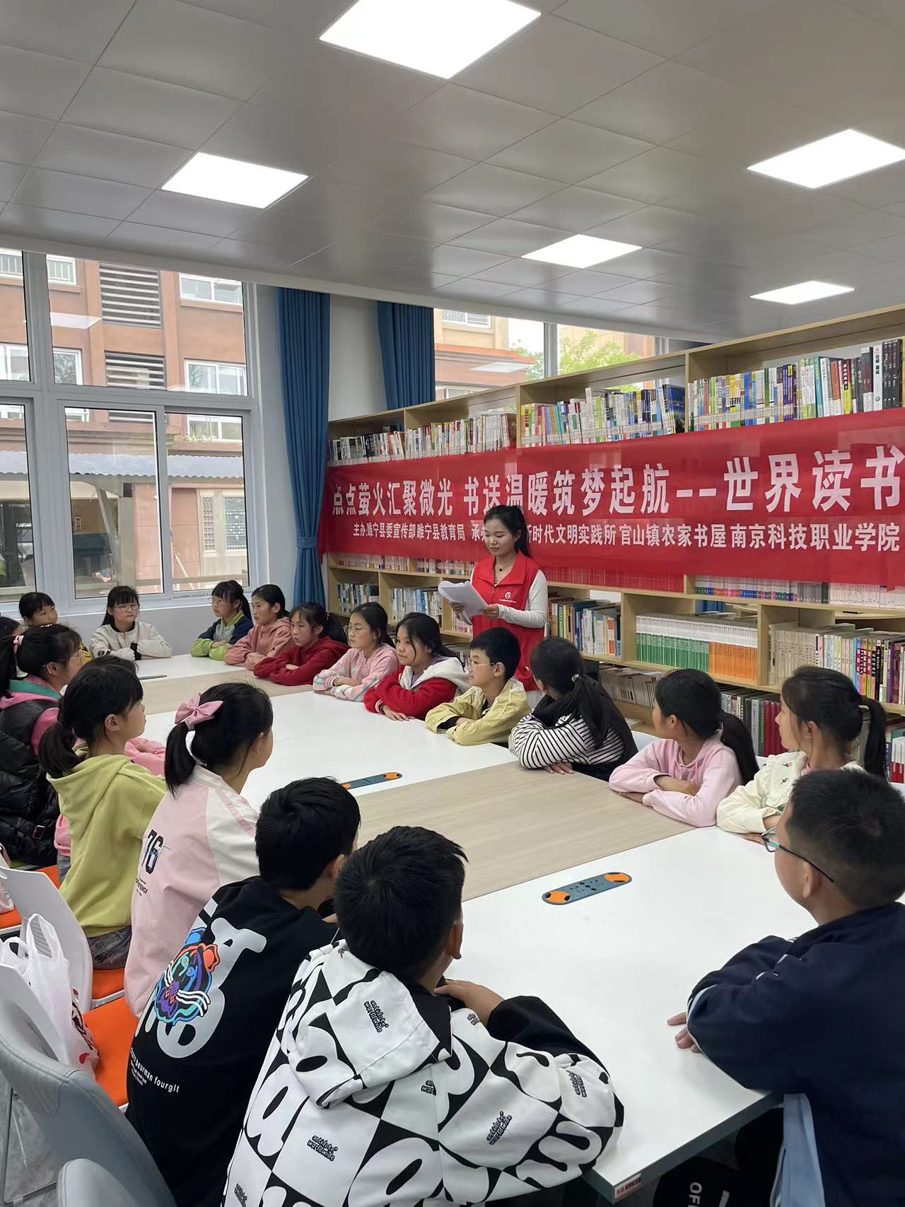 图2.jpg 点点萤火汇聚微光 书送温暖筑梦起航