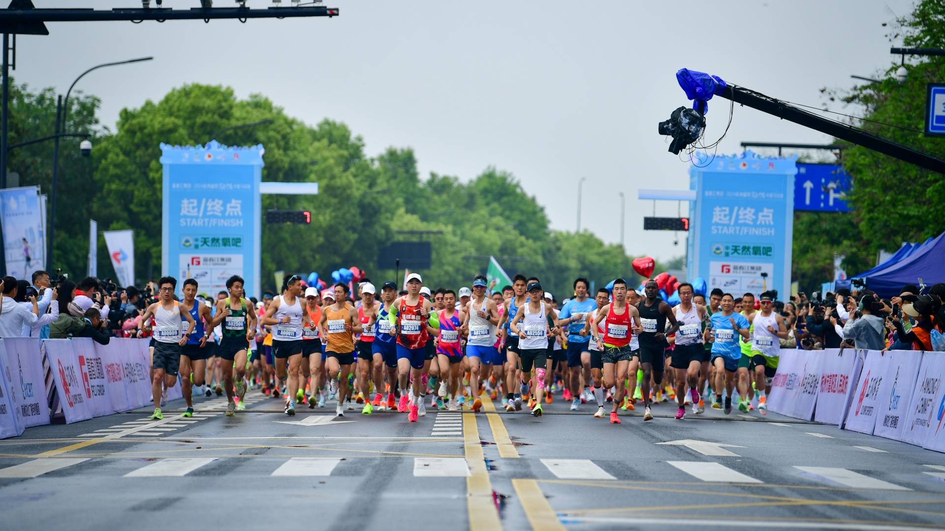 富春江集团-2024杭州富阳-富春山居半程马拉松鸣枪开跑