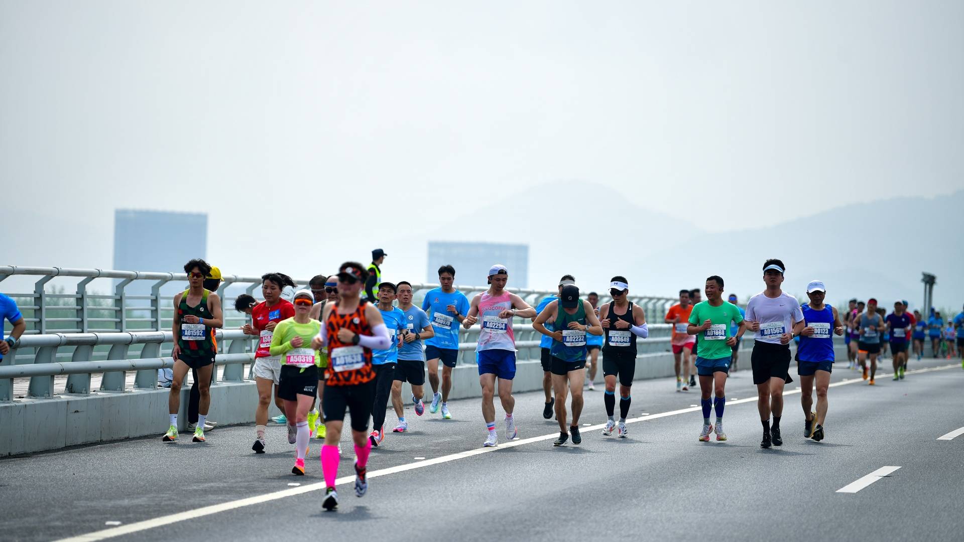 富春江集团-2024杭州富阳-富春山居半程马拉松鸣枪开跑