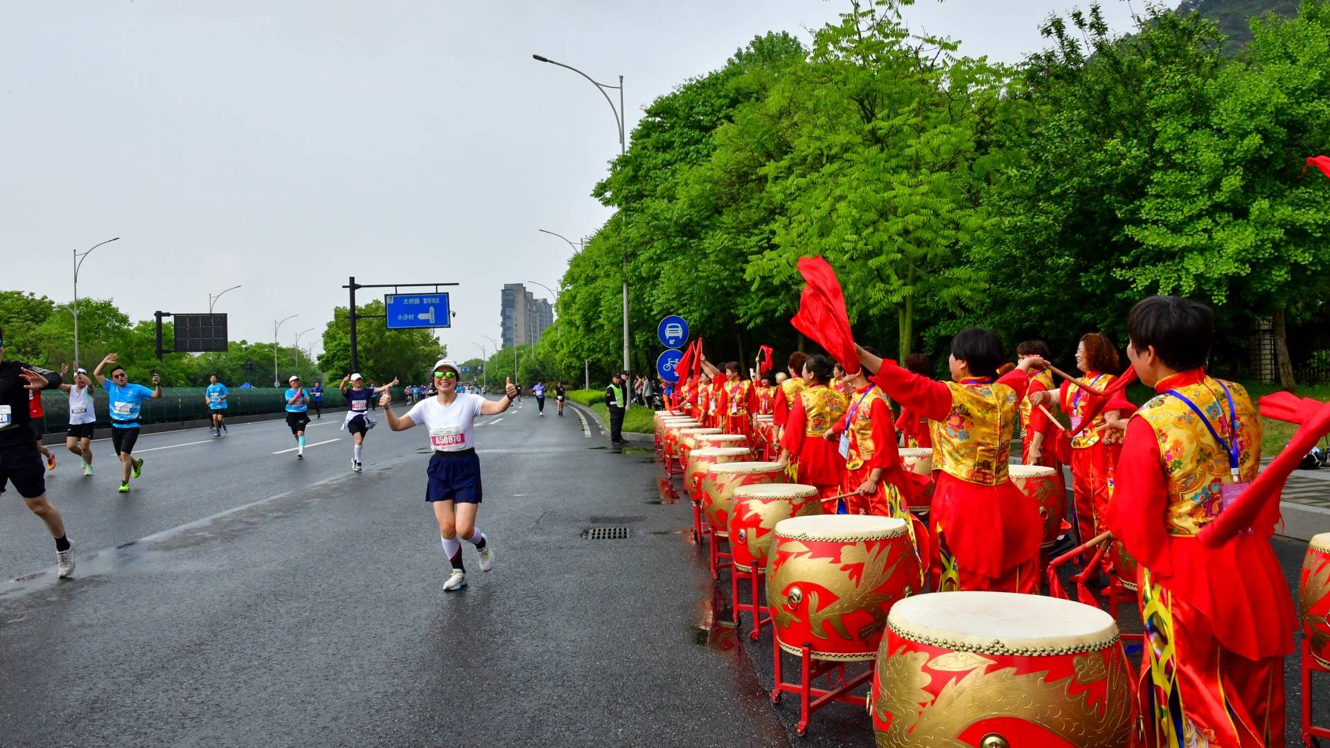 富春江集团-2024杭州富阳-富春山居半程马拉松鸣枪开跑