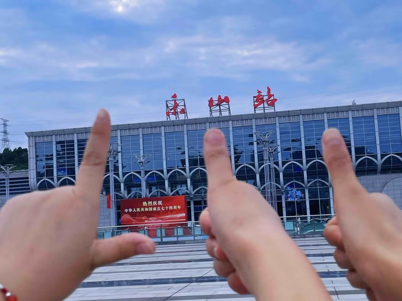 特种兵旅游时代 赵鸭子甜皮鸭不负大学生美食爱好家的期待