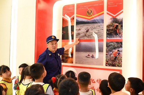 彭州市通济幼儿园《“童”行消防站  致敬“火焰蓝”》
