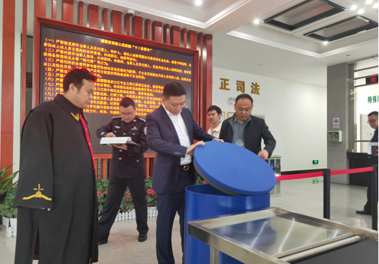 拧紧“安全阀”， 绷紧 “安全弦” ——武陵区法院开展五一节前安全大检查