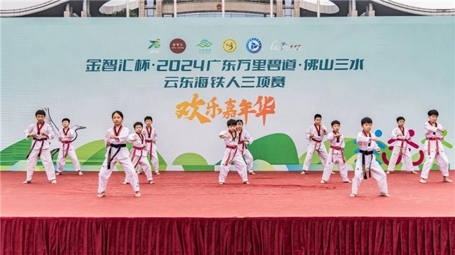 今年全省首场铁人三项比赛在云东海顺利完赛!