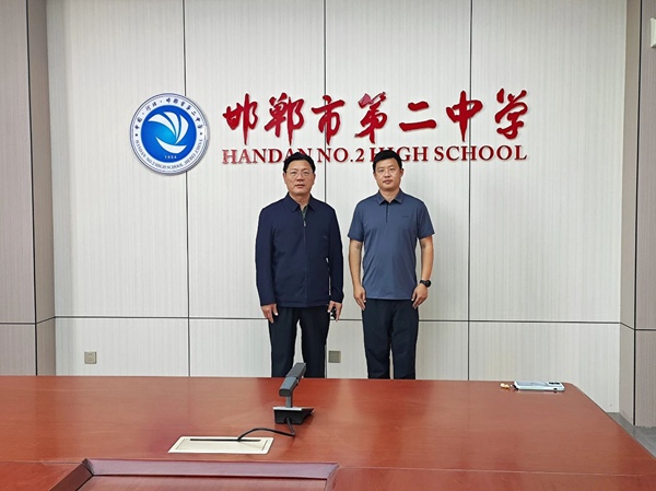 中国风筝协会副秘书长张可一行到校祝贺邯郸市第二中学风筝队取得优异成绩