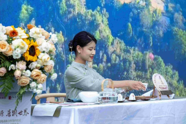 饮水思源 普润世界——丹江普洱水源地战略合作签约仪式暨龙年生肖纪念饼上市发布会圆满结束