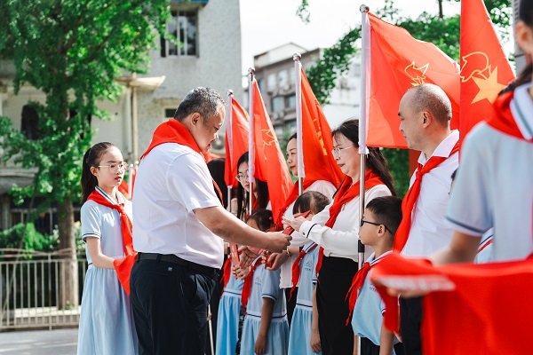 红领巾爱祖国 彭派少年向未来 彭州市少先队六一主题队日暨少先队分批入队示范活动