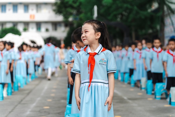 红领巾爱祖国 彭派少年向未来 彭州市少先队六一主题队日暨少先队分批入队示范活动