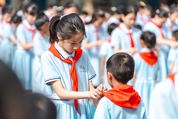 红领巾爱祖国 彭派少年向未来 彭州市少先队六一主题队日暨少先队分批入队示范活动