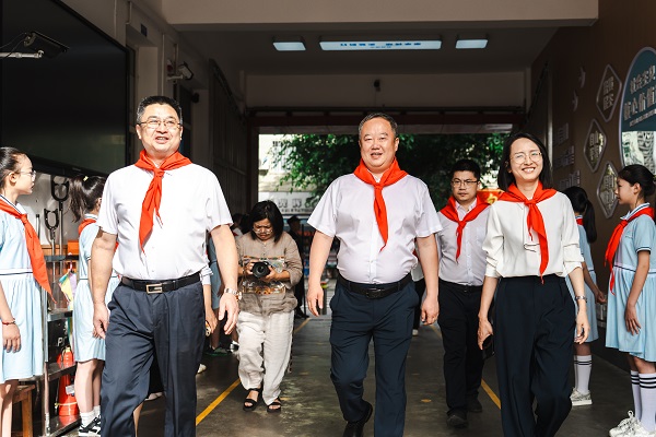 红领巾爱祖国 彭派少年向未来 彭州市少先队六一主题队日暨少先队分批入队示范活动