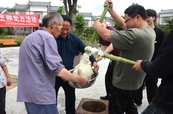 邻水县丰禾镇开展”悠悠糍粑香、浓浓端午情”与民同乐活动