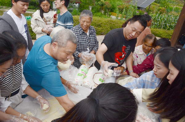 邻水县丰禾镇开展”悠悠糍粑香、浓浓端午情”与民同乐活动