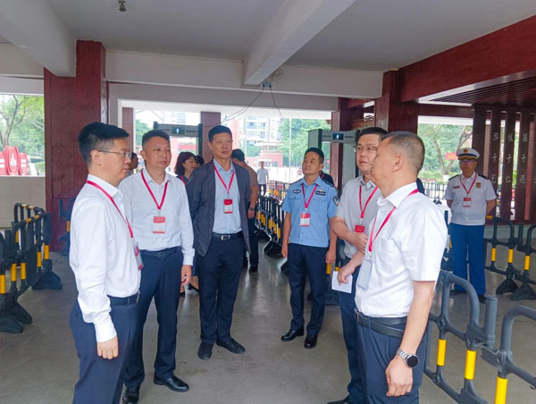崇州市市委市政府主要领导到崇庆中学检查高考备考工作