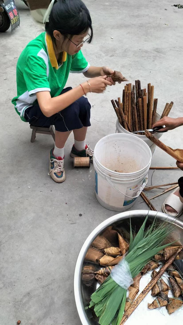 粽叶飘香迎端午 采摘草药谢师恩