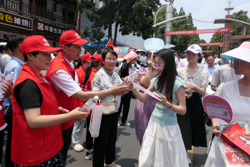 爱心护航高考助力学子圆梦