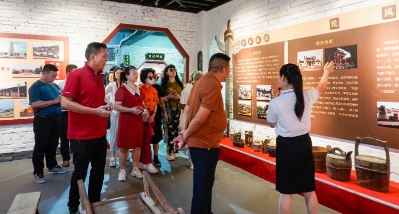 香港同胞在兴国县开展“乡亲桑梓行、浓浓赣港情”暨“模范兴国”考察活动