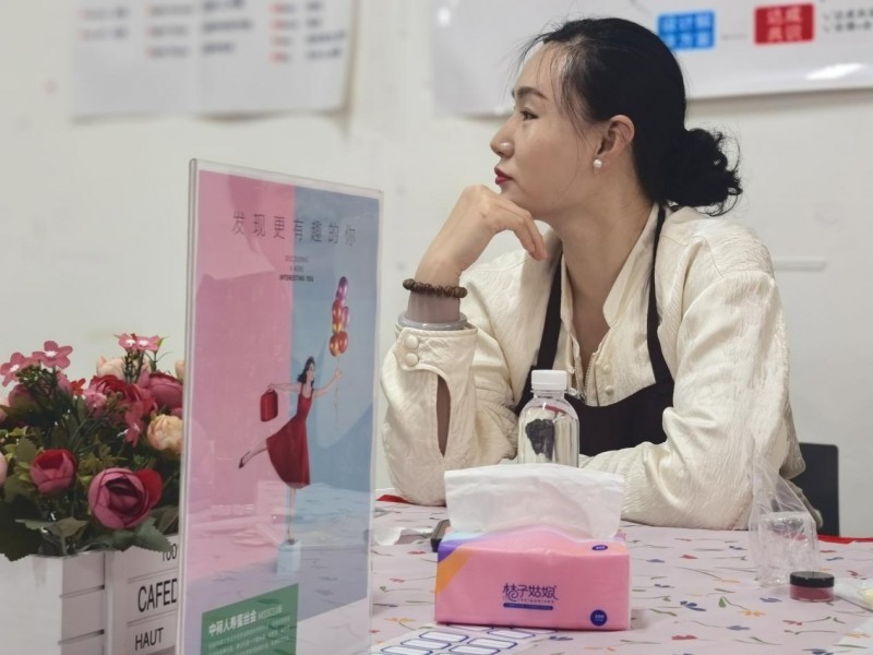 绚丽夏日绽放女性魅力  ——中荷人寿大连分公司举办口红DIY蜜丝会活动