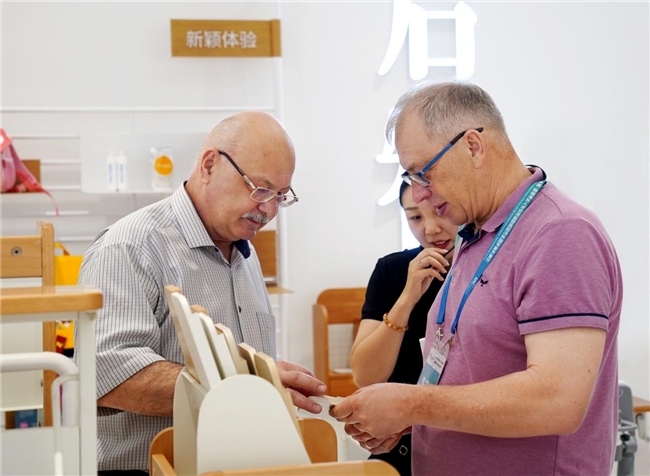 高层次外国专家齐鲁行莅临光明园迪参观洽谈 