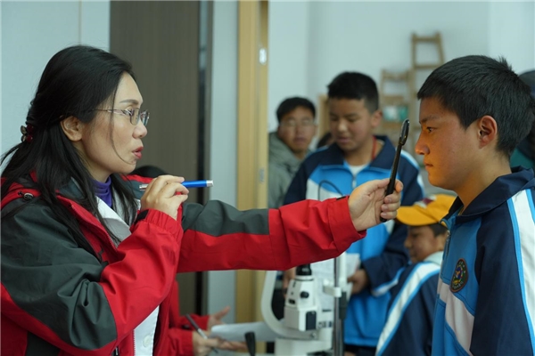 “点亮明眸”色达公益行动圆满落幕，普瑞眼科守护藏区孩子明眸未来