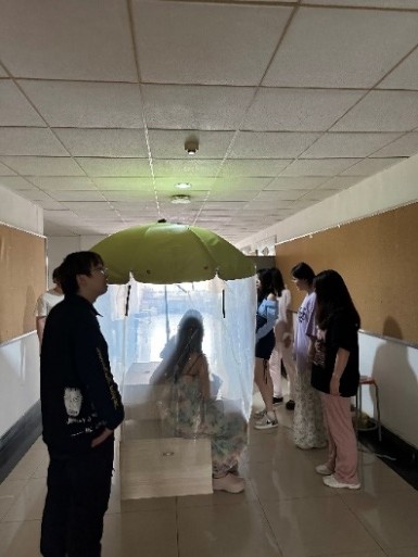 青岛公交车站改造新思路:“乘客驿站”避雨伞座椅设计