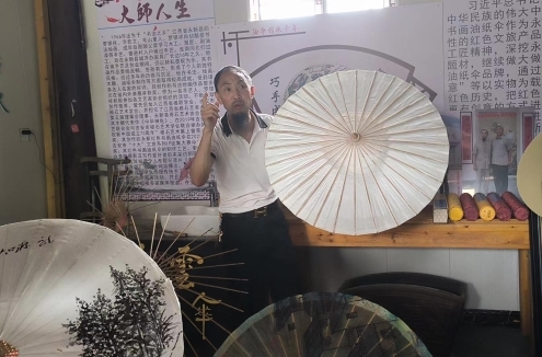 曲白纪行传：编织红色经纬的油纸伞