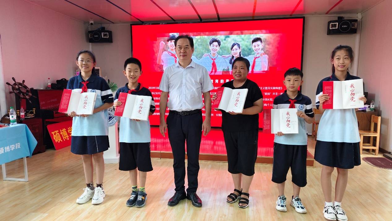 《我心向党》进校园，在校园中传承和弘扬爱国主义