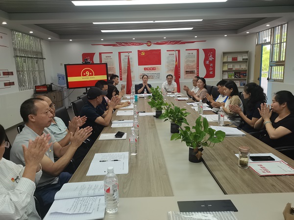 加强自我约束，筑牢纪律底线