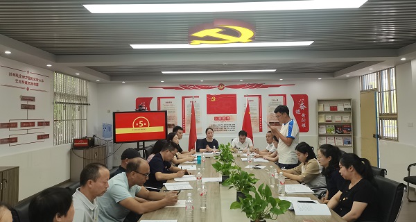 加强自我约束，筑牢纪律底线