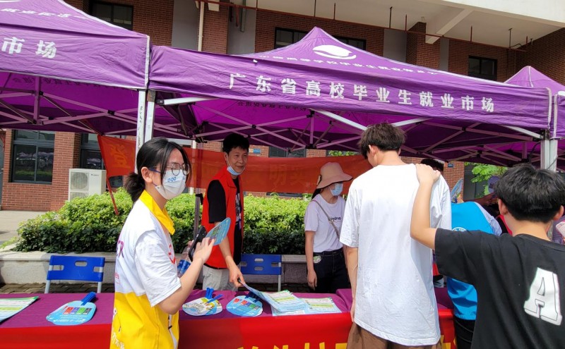 钟落潭镇联合广东白云学院北校区开展以“垃圾分类,美化校园”为主题的垃圾分类宣传活动