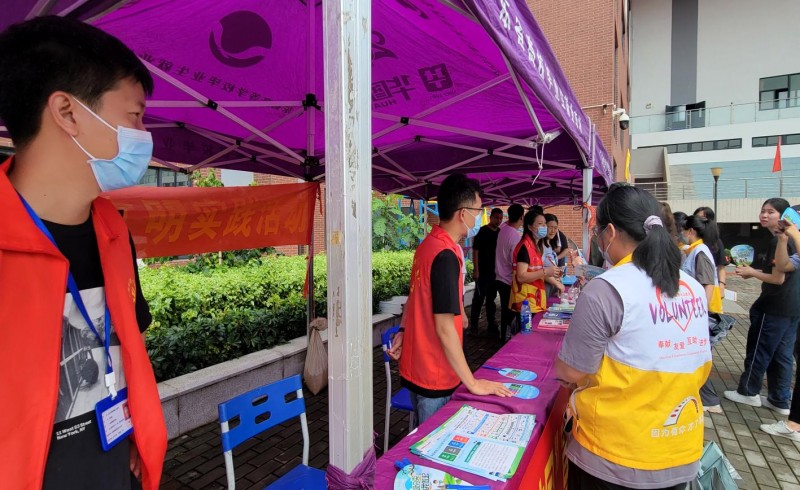 钟落潭镇联合广东白云学院北校区开展以“垃圾分类,美化校园”为主题的垃圾分类宣传活动