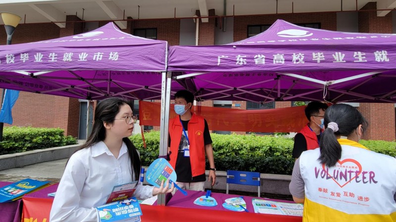 钟落潭镇联合广东白云学院北校区开展以“垃圾分类,美化校园”为主题的垃圾分类宣传活动