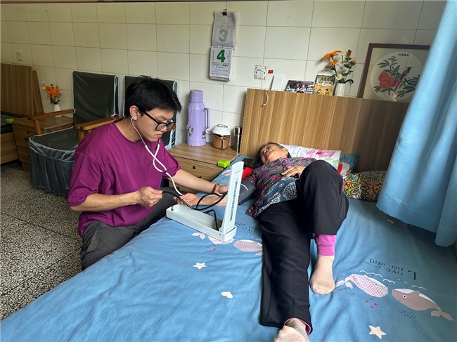 爱在夕阳红,浓浓敬老情 ——新乡医学院三全学院实践团走进开封养老公寓开展社会服务活动