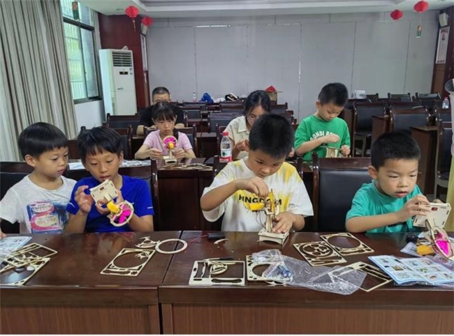 中南学子三下乡：科技火花，点亮童梦