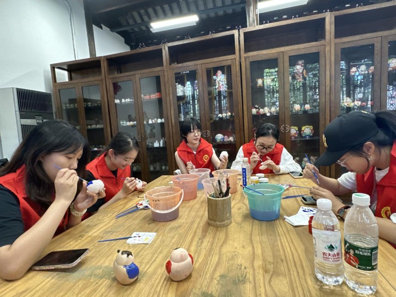 南京工程学院社会实践小队探索惠山古镇，深耕非遗文化沃土——“赓续文脉，电亮新村”：一场心灵与技艺的碰撞之旅