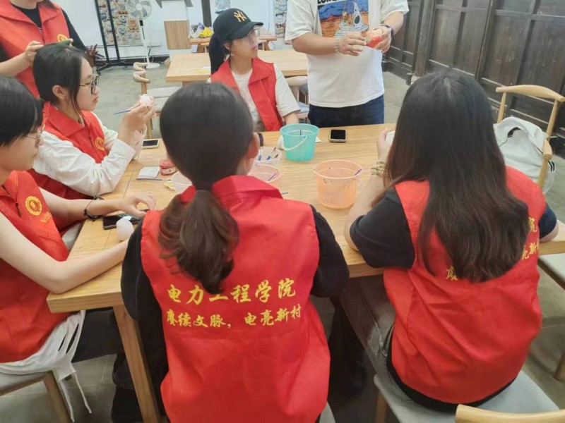 南京工程学院社会实践小队探索惠山古镇，深耕非遗文化沃土——“赓续文脉，电亮新村”：一场心灵与技艺的碰撞之旅