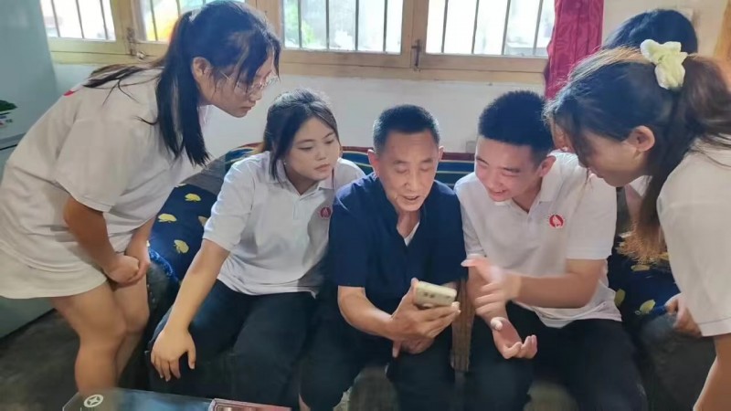 “只此青绿,青春筑梦”实践团走进勉县贾旗村聆听知青故事