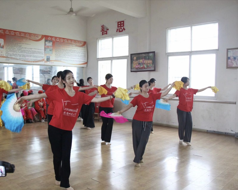安徽师范大学音乐学院赴怀远县河溜镇莲花村“和美乡村寻非遗，青春赋能花鼓灯”——百年传承，生生不息！