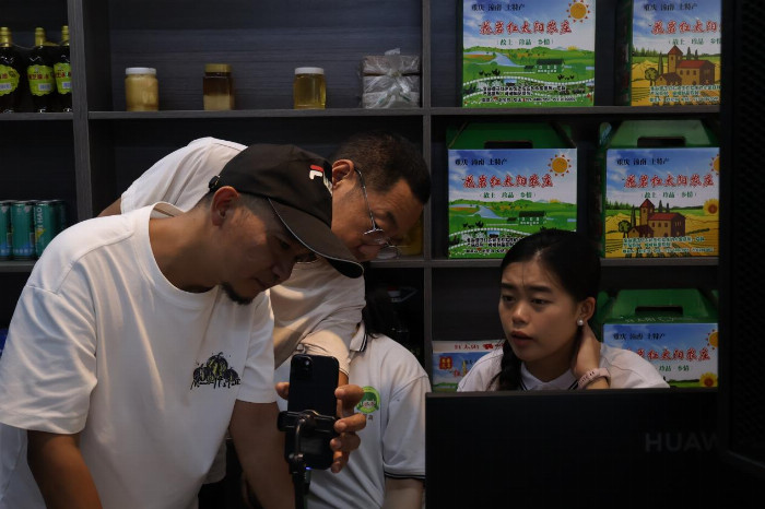 青春赋能电商潮，学子助农绘锦章