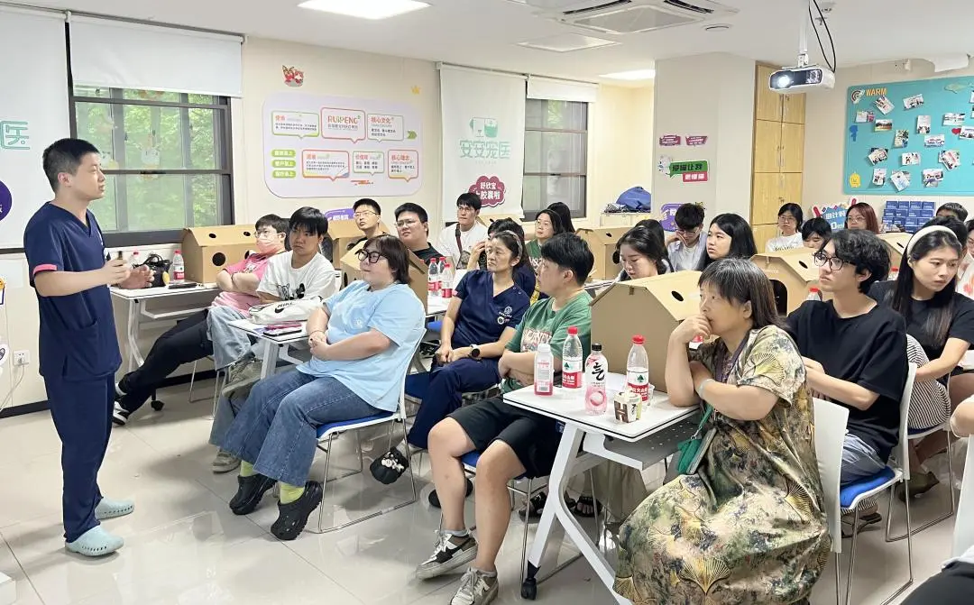 新瑞鹏集团旗下“爱猫项目组”举办爱猫沙龙，助力猫宠主更健康更快乐地养猫
