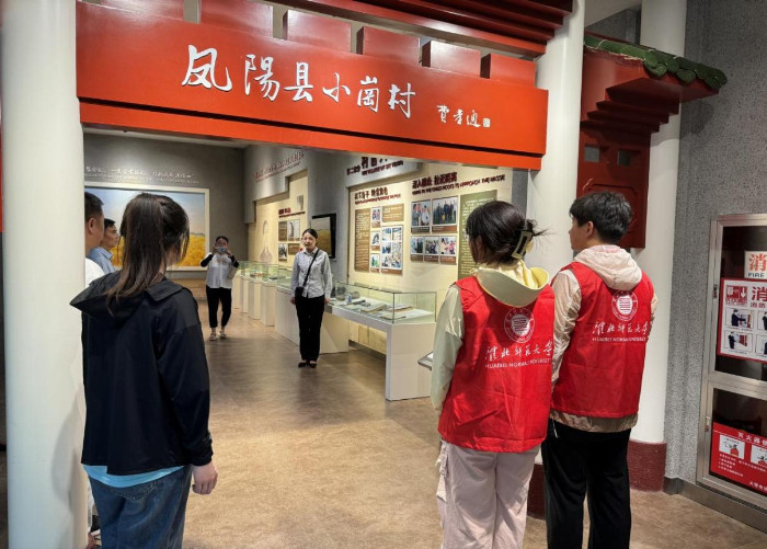 淮北师范大学学子三下乡:重踏母校旧时径,招生揽才育新星