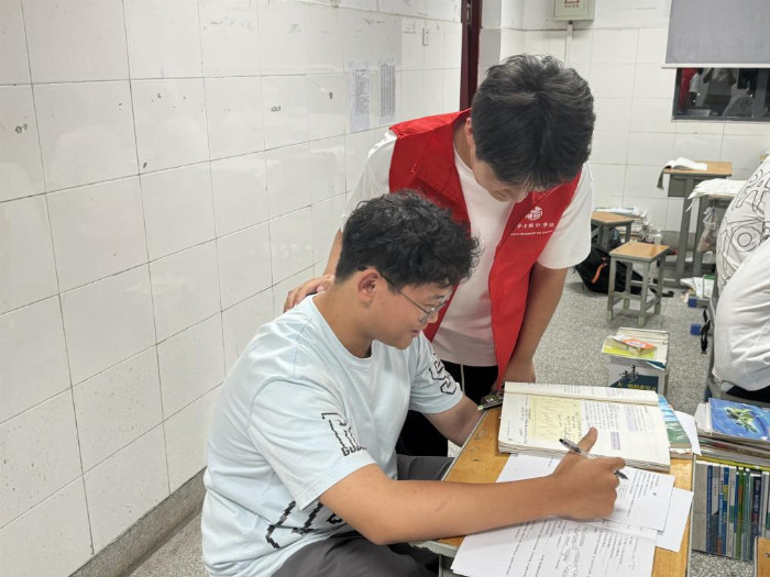淮北师范大学学子三下乡:重踏母校旧时径,招生揽才育新星