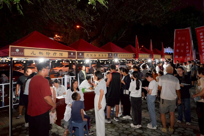 河北迁安：水城飘药香 夜市健康行
