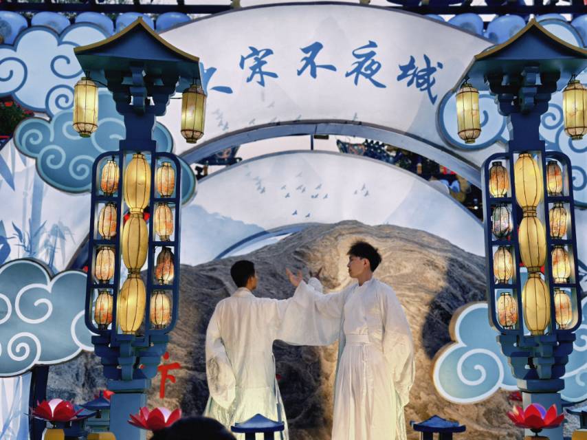 东平大宋不夜城电音泼水狂欢节火热进行中