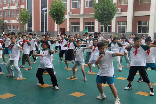 “暖心·牵手”梦飞扬，盛夏心旅绘华章